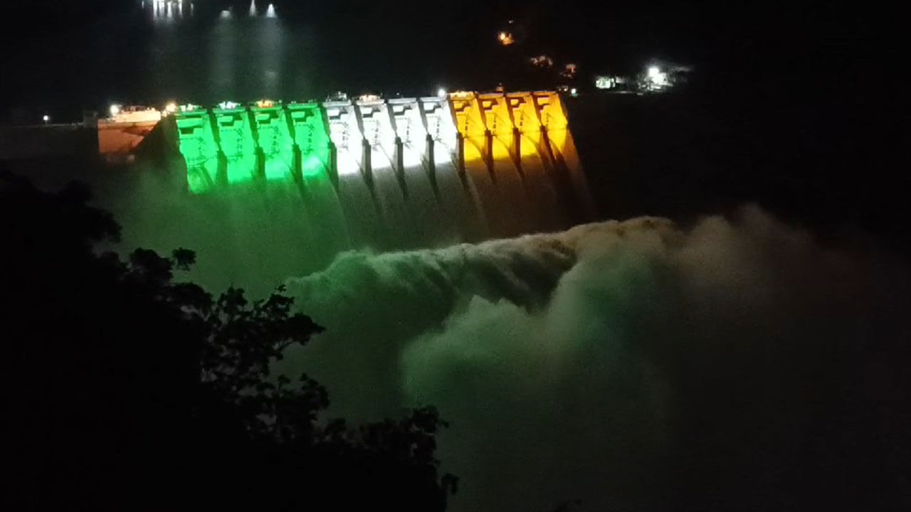 Srisailam Dam: పరవళ్లు తొక్కుతూన్న కృష్ణమ్మ.. 10గేట్ల ఎత్తి సాగర్‌కు నీటి విడుదల