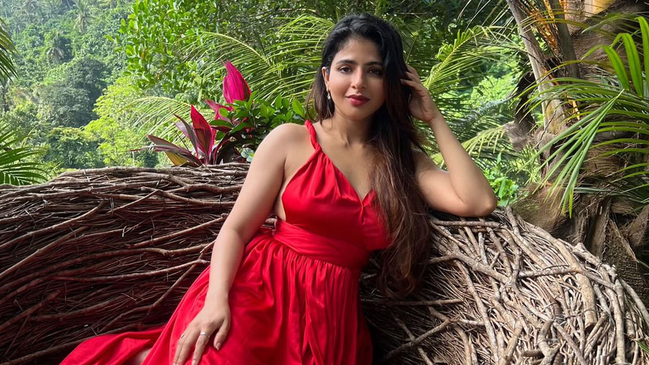 Stunning Iswarya Menon