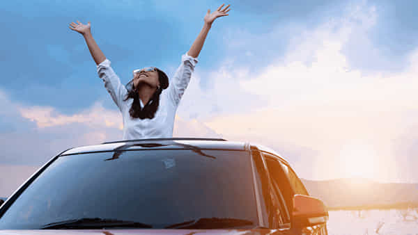 Car: సన్రూఫ్ కారులో తల బయట పెట్టడం నేరం.. మరెందకు ఇచ్చారనేగా.?