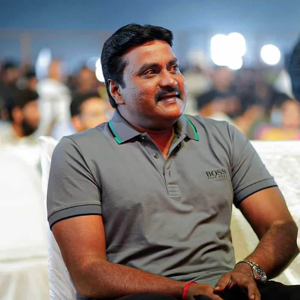 కమెడియన్గా సిల్వర్ స్క్రీన్ ఎంట్రీ ఇచ్చి ఆ తరువాత హీరోగానూ సక్సెస్ అయ్యారు సునీల్. అయితే హీరోగా ఒకటి రెండు సక్సెస్లు వచ్చినా... ఆ టెంపో మెయిన్టైన్ చేయటంలో ఫెయిల్ అయ్యారు. దీంతో కెరీర్ కష్టాల్లో పడింది. ఆ టైమ్లో సరైన నిర్ణయం తీసుకొని మళ్లీ సినిమాల్లో బిజీ అయ్యారు ఈ స్టార్ కమెడియన్.