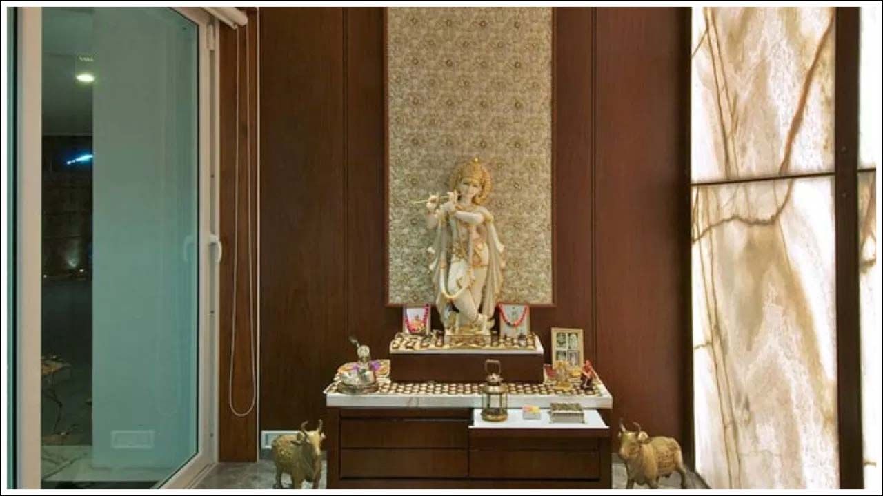 రతన్ టాటా ఇంట్లో పూజా మందిరం కూడా ఉంది.  ఇందులో కృష్ణుడి విగ్రహం ఉంటుంది.