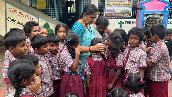 Telangana: ప్లీజ్ టీచర్ వెళ్లొద్దు.. ఉపాధ్యాయురాలు బదిలీపై వెళ్తుండగా తల్లడిల్లిన పసి హృదయాలు.. వీడియో