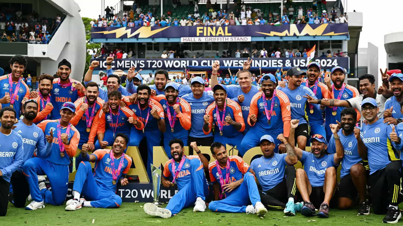 3 Indian Cricketers T20I Career Almost Over: 17 సంవత్సరాల సుదీర్ఘ నిరీక్షణ తర్వాత భారత జట్టు టీ20 ప్రపంచ కప్ 2024 టైటిల్ను రెండవసారి గెలుచుకుంది. టీ20 ప్రపంచకప్ విజయంతో దేశవ్యాప్తంగా సంబరాలు అంబరాన్నంటాయి. అయితే వరల్డ్ కప్ గెలిచిన 24 గంటల్లోనే అభిమానులకు మూడు భారీ షాక్ లు తగిలాయి. నిజానికి, భారత జట్టు కెప్టెన్ రోహిత్ శర్మ , వెటరన్ ఆటగాళ్లు విరాట్ కోహ్లీ, రవీంద్ర జడేజా అంతర్జాతీయ T20ల నుంచి రిటైర్ కావాలని నిర్ణయించుకున్నారు.