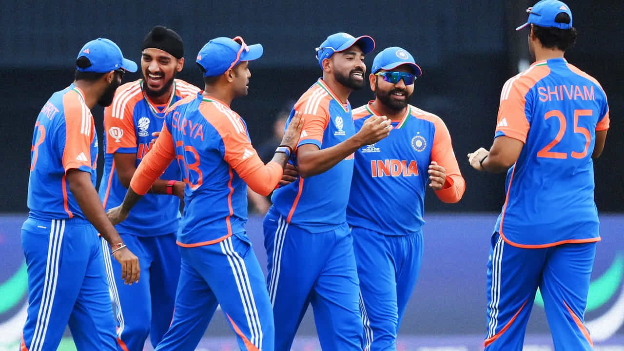 BCCI Wants Test Players Play Duleep Trophy Ahead Home Season: భారత క్రికెట్ జట్టు ఇటీవల T20 సిరీస్లో 4-1తో జింబాబ్వేను ఓడించింది. ఇప్పుడు టీమ్ ఇండియా తదుపరి పర్యటన శ్రీలంకకు వెళ్లనుంది. ఇక్కడ భారత ఆటగాళ్లు 2 ఫార్మాట్లు ఆడతారు. టీ20 సిరీస్ తదితర వన్డేల సిరీస్లో పాల్గొంటుంది. వైట్ బాల్ మ్యాచ్ల తర్వాత, టీమ్ ఇండియా దేశీయ సీజన్ సెప్టెంబర్ నెలలో బంగ్లాదేశ్తో ప్రారంభమవుతుంది.