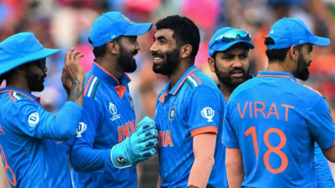 జోనల్ జట్ల మధ్య జరగని దులీప్ ట్రోఫీతో దేశీయ సీజన్ ప్రారంభమవుతుంది. టోర్నమెంట్ 2022–23లో ఆరు జట్లతో (నార్త్, సౌత్, ఈస్ట్, వెస్ట్, సెంట్రల్, నార్త్-ఈస్ట్) జోనల్ ఫార్మాట్కు తిరిగి వచ్చింది. కానీ, ఈ సీజన్లో జాతీయ సెలక్టర్లు ఎంపిక చేసిన నాలుగు జట్లకు టోర్నీ పరిమితమైంది. ఈ చర్యకు ఒక కారణం ఏమిటంటే, సెలెక్టర్లు క్రికెట్ సుదీర్ఘ ఫార్మాట్ల కోసం ఆటగాళ్లను చూస్తారని, భారతదేశం తరపున అత్యుత్తమ టెస్ట్ ఆటగాళ్లను అందించే ఒక పెద్ద సమూహాన్ని సృష్టించడమేనని తెలుస్తోంది.