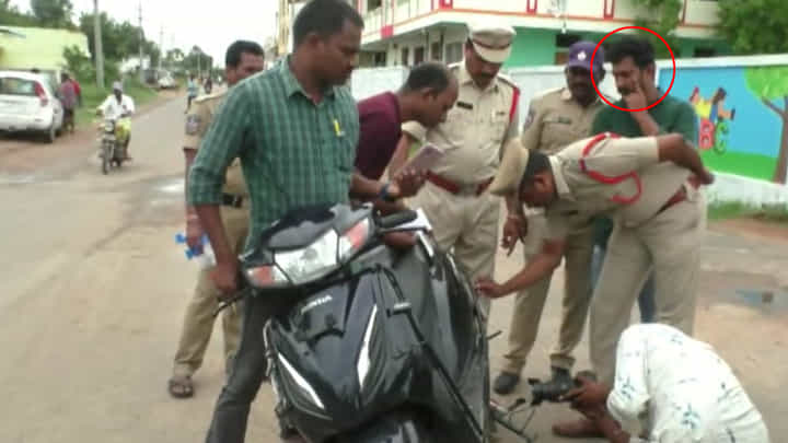 Telangana: ఏరా.! మీరు మారరా.? ఇతను చేసిన పనితో పోలీసులకు మైండ్ బ్లాంక్ Telangana: ఏరా.! మీరు మారరా.? ఇతను చేసిన పనితో పోలీసులకు మైండ్ బ్లాంక్