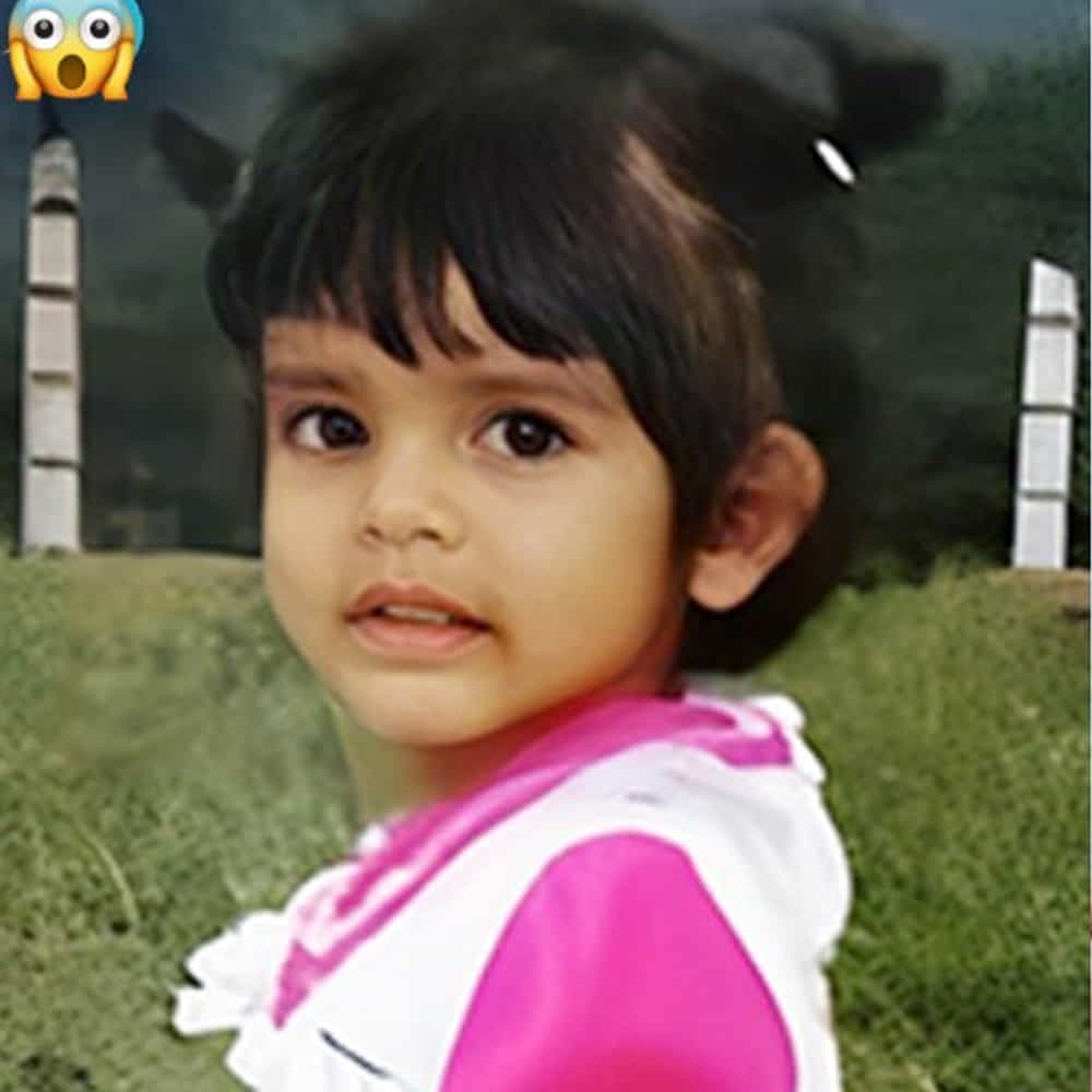 సెలబ్రెటీల త్రో బ్యాక్ ఫోటోలు సోషల్ మీడియాలో నిత్యం వైరల్ అవుతూ ఉంటాయి. వందల కొద్దీ హీరోయిన్స్ ఫోటోలు సోషల్ మీడియా షేర్ చేస్తూ సందడి చేస్తుంటారు అభిమానులు .. ముఖ్యంగా హీరోయిన్స్ చైల్డ్ హుడ్ ఫోటోలు ఎక్కువగా వైరల్ అవుతుంటాయి.