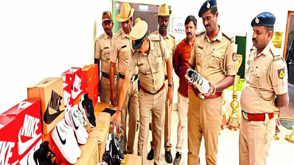 అరె ఏంట్రా మీరు.. ఇళ్లు, ఆలయాల దగ్గర 10 వేల జతల బ్రాండెడ్ షూస్ కొట్టేశారు..!