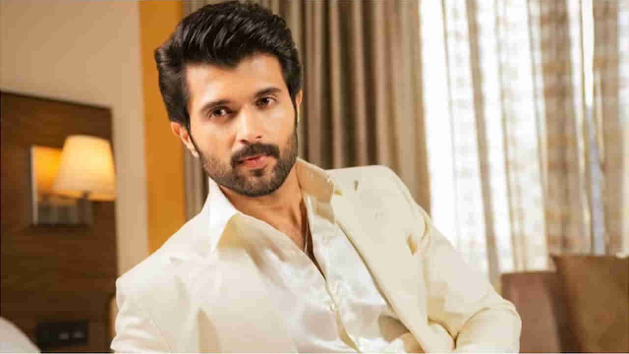 Vijay Deverakonda: విజయ్ దేవరకొండ గొప్ప మనసు.. 18 మంది ట్రాన్స్‏జెండర్స్‏కు సాయం.. వీడియో వైరల్..