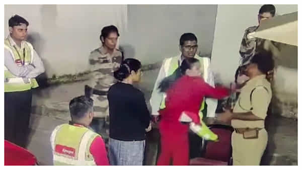 Viral Video: అలా వేధించాడని పోలీసును లాగిపెట్టి కొట్టిన స్పైస్ జెట్ ఉద్యోగిని..
