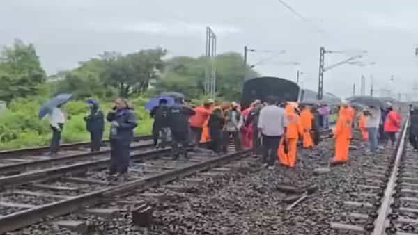 Watch: బెంబేలెత్తిస్తున్న వరుస రైలు ప్రమాదాలు.. పట్టాలు తప్పిన మరో ట్రైన్.. ఎక్కడంటే..