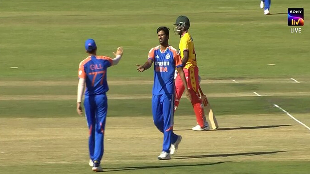 Washington Sundar Completes 100 wickets in T20: భారత్ వర్సెస్ జింబాబ్వే (IND vs ZIM) మధ్య 5-మ్యాచ్‌ల T20 సిరీస్ ప్రారంభమైంది. సిరీస్‌లోని మొదటి మ్యాచ్ హరారే స్పోర్ట్స్ క్లబ్‌లో జరిగింది. ఇందులో టీమిండియా 116 పరుగుల టార్గెట్‌ను ఛేదించలేక జట్టు మొత్తం 19.5 ఓవర్లలో 102 పరుగులకే కుప్పకూలింది. దీంతో జింబాబ్వే జట్టు 13 పరుగుల తేడాతో భారత్‌పై అద్భుత విజయం సాధించింది. ఈ మ్యాచ్‌లో భారత్ ఓటమిని చవిచూడాల్సి వచ్చినప్పటికీ, ఎడమచేతి వాటం ఆల్ రౌండర్ వాషింగ్టన్ సుందర్ భారీ విజయాన్ని నమోదు చేశాడు.