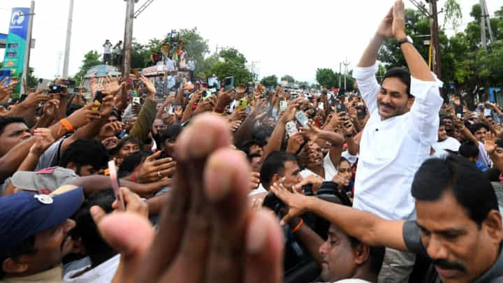 AP News: ఎమ్మెల్యేలు, ఎమ్మెల్సీలు, ఎంపీలతో ఢిల్లీకి జగన్... AP News: ఎమ్మెల్యేలు, ఎమ్మెల్సీలు, ఎంపీలతో ఢిల్లీకి జగన్...