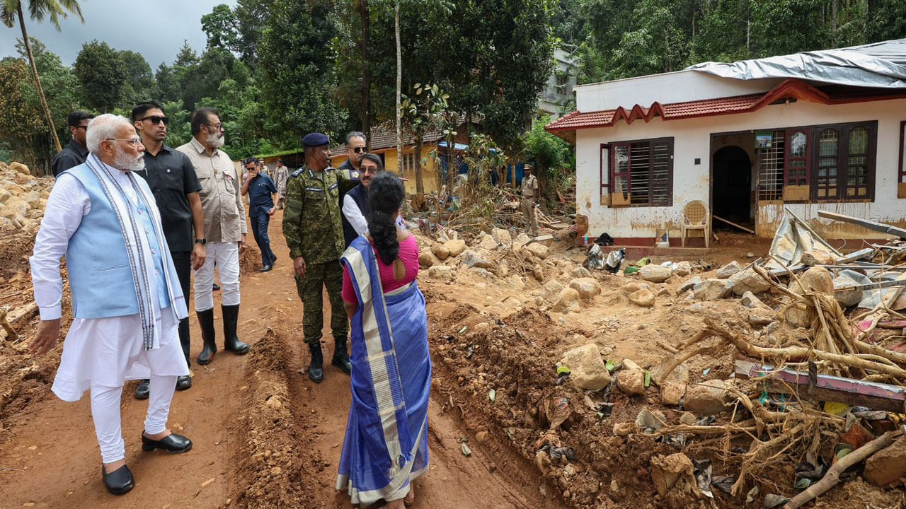 వయనాడులో వరదల బీభత్సం కారణంగా 400 మందికి పైగా ప్రాణాలు కోల్పోయారు. వరదలతో జరిగిన డ్యామేజ్‌పై ఉన్నతాధికారులుతో ప్రధాని మోదీ సమీక్ష నిర్వహించారు. అటు రాష్ట్ర మంత్రులు మోదీని కలిసి వయనాడ్‌ విలయం జాతీయ విపత్తుగా పరిగణించాలని విజ్ఞప్తి చేయనున్నారు. 