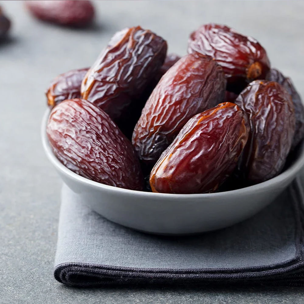 ఖర్జూరాలు : ఖర్జూరలో ఐరన్, విటమిన్ A, కాల్షియం వంటి ముఖ్యమైన పోషకాలు పుష్కలంగా ఉంటాయి. దీంట్లోని ఐరన్ కంటెంట్, రక్తంలో హిమోగ్లోబిన్ లెవల్ను పెంచుతుంది. ఖర్జూరాలను రెగ్యులర్గా తింటే ఎన్నో హెల్త్ బెనిఫిట్స్ ఉంటాయి. వీటిని స్నాక్స్గా తినవచ్చు లేదా స్మూతీస్, డెజర్ట్లలో యాడ్ చేసుకోవచ్చు.