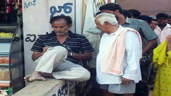 ఇలాంటి డాక్టర్ కూడా ఉన్నారా..? 42ఏళ్లుగా 5 రూపాయలకే వైద్యం.. పేదల దేవుడు
