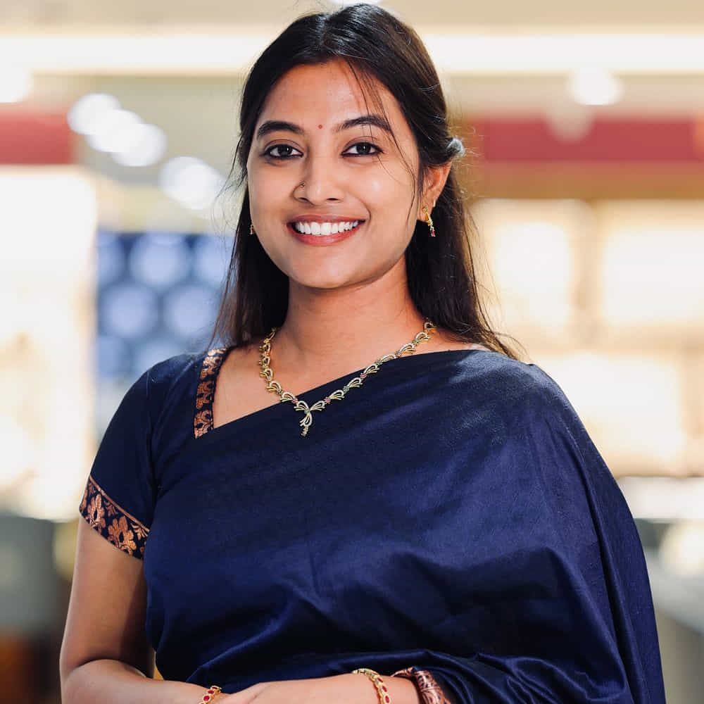 తెలుగమ్మాయి అయినా ఒడిశ్సాలో పుట్టి పెరిగింది. వృత్తి రిత్యా తన ఫ్యామిలీ వైజాగ్ కు షిఫ్ట్ అవ్వడంతో అక్కడే ఈ ముద్దుగుమ్మ బీటెక్ వరకు చదువుకుంది. ఇదిలా ఉంటే విషికకు చిన్నప్పటి నుంచి నటనపై ఆసక్తి ఉండడంతో సినిమాల్లోకి అడుగుపెట్టింది. కమిటి కుర్రాళ్లు సినిమాకు పలు చిత్రాల్లో నటించింది. కాకపోతే అవన్నీ చిన్న చిన్న క్యారెక్టర్స్ కావడంతో అంతగా గుర్తింపు రాలేదు. 2019లో ఎమోషనల్ ఫుల్ అనే సినిమాతో వెండితెరకు పరిచయమైంది. 