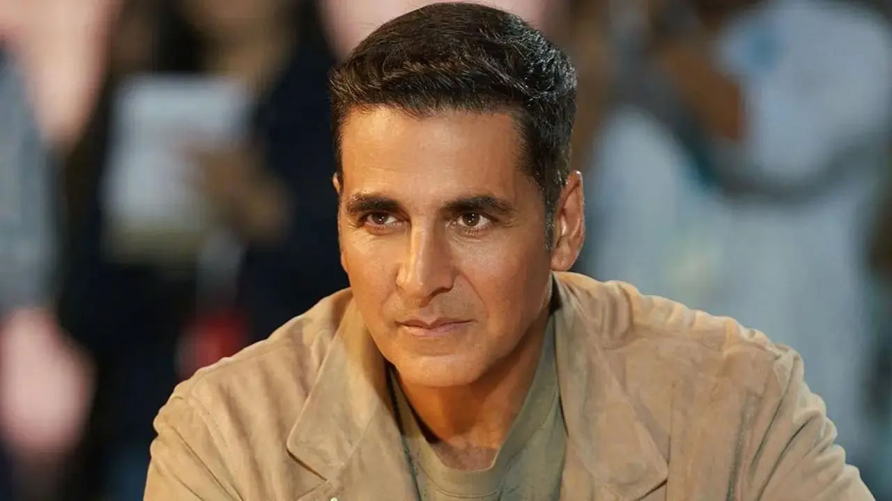 Akshay Kumar: స్టార్ హీరో సింప్లిసిటి.. నడిరోడ్డుపై ఫొటోగ్రాఫర్‌కు చెప్పులు అందించిన అక్షయ్ కుమార్.. వీడియో