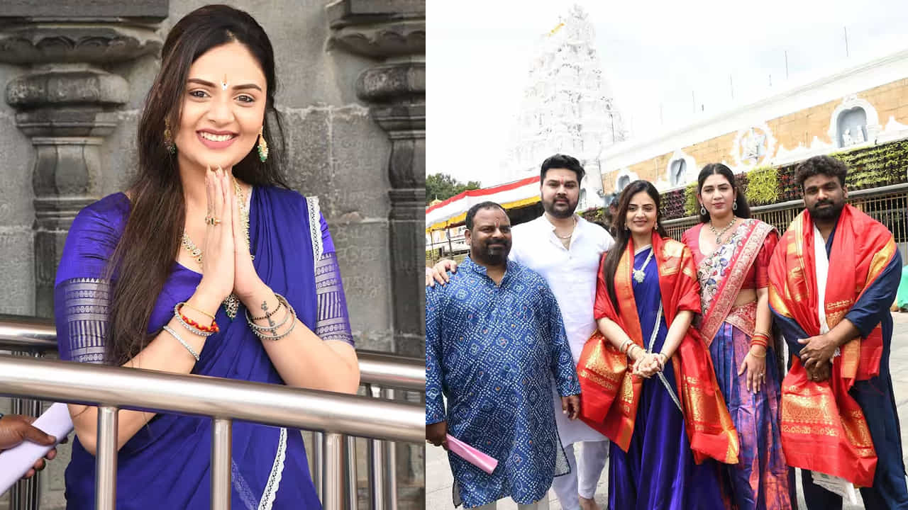 స్టార్ యాంకర్ శ్రీముఖి తిరుమల శ్రీవారిని దర్శించుకుంది. సోమవారం ఉదయం తన సోదరుడు, యాంకర్ చైతూతో కలిసి తిరుమల వెళ్లిన ఆమె
వీఐపీ దర్శనం ద్వారా స్వామివారికి మొక్కులు చెల్లించుకుంది. అంతకు ముందు కాలినడకన మెట్లమార్గంలో తిరుమలకు చేరుకుంది శ్రీముఖి.