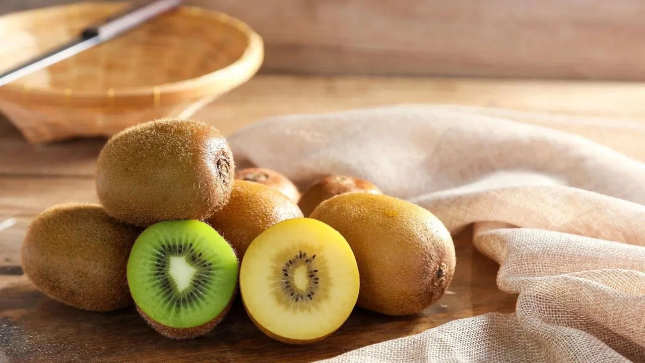 కివి.. అధిక ఫైబర్ పండు. అన్ని సీజన్లలో అందుబాటులో ఉంటుంది. ఫైబర్ బరువు తగ్గడానికి గ్రేట్ గా సహాయపడుతుంది. కివీలోని విటమిన్ సి గుండె జబ్బుల ప్రమాదాన్ని బాగా తగ్గిస్తుంది. ఇది రక్తపోటును తగ్గించడంలో కూడా సహాయపడుతుంది.