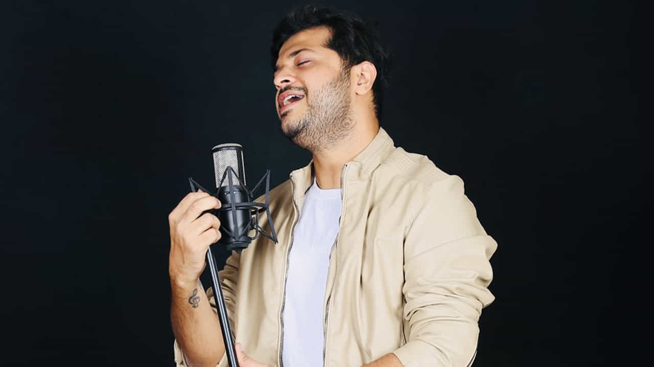 చిన్న సినిమాలు పెద్దగా జనాల్లోకి రీచ్ కావాలంటే ఎక్కువగా డిపెండ్ అయ్యేది మ్యూజిక్ మీదే. కమిటీ కుర్రోళ్లు లాంటి చిన్న సినిమాకు ఆశా కిరణంగా కనిపిస్తున్నారు అనుదీప్ దేవ్. నీహా రిక కొణిదెల ప్రొడక్షన్లో రూపొందిన సినిమా కమిటీ కుర్రోళ్లు. ఇటీవల విడుదలైన ఈ సినిమాలోని పాటలకు మాస్లో మంచి ఆదరణ లబించింది.