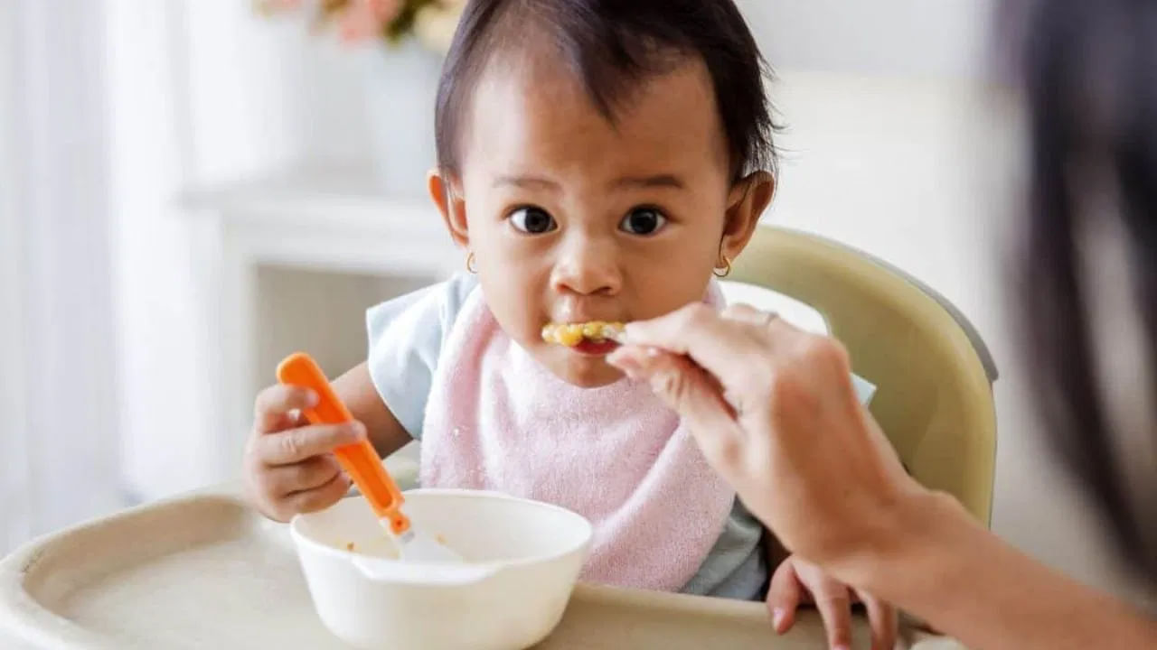 కాబట్టి పిల్లలకు ఏమి తినిపించాలి, ఏది తినిపించకూడదు అనే విషయాలపై అవగాహన కలిగి ఉండటం చాలా అవసరం. కొన్ని ఆహారాలు శరీరానికి మేలు చేస్తాయి. కానీ 1 సంవత్సరంలోపు పిల్లలకు అవి మంచివి కావు. ముఖ్యంగా ఆవు పాలు చాలా ఆరోగ్యకరమైనవి. కానీ 1 సంవత్సరం కంటే తక్కువ వయస్సు ఉన్న పిల్లలకు ఆవు పాలు ఇవ్వకూడదు. శరీర పోషణకు అవసరమైన ప్రొటీన్లు పుష్కలంగా ఉండే ఆవు పాలను పిల్లలు జీర్ణించుకోలేరు. ఫలితంగా పిల్లలకు కడుపు ఉబ్బడం, కడుపు నొప్పి వంటి సమస్యలు తలెత్తుతాయి.