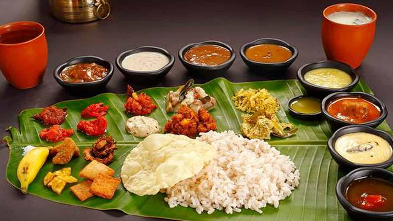 అరటి ఆకులో తినటం వల్ల శరీరానికి అవసరమైన పోషకాలు కూడా పుష్కలంగా అందుతాయి. నేచురల్ యాంటీ ఆక్సిడెట్స్గాను పనిచేస్తాయి. ఆరటి ఆకుపై మైనపు పూత ఉంటుంది. వేడి ఆహార పదార్థాలు వడ్డించినప్పుడు ఈ మైనపు పూత కరిగి మంచి సువాసన వెదజల్లుతుంది.