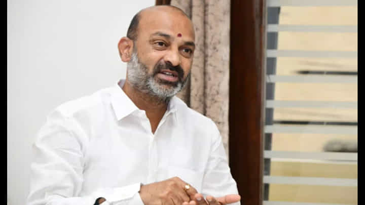 Watch: కాంగ్రెస్లో బీఆర్ఎస్ విలీనం.. బండి సంజయ్ సంచలన కామెంట్స్ Watch: కాంగ్రెస్లో బీఆర్ఎస్ విలీనం.. బండి సంజయ్ సంచలన కామెంట్స్