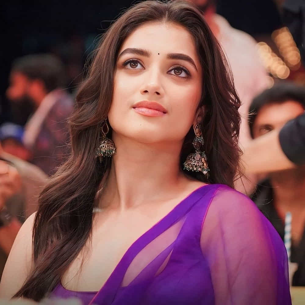 భాగ్య శ్రీ బోర్సే.. ఇప్పుడు యూత్ ఫేవరేట్ హీరోయిన్. ఇప్పుడున్న హీరోయిన్స్ అందరి కంటే ఎక్కువ ఫాలోయింగ్ సొంతం చేసుకుంది. ప్రస్తుతం టాలీవుడ్ ఇండస్ట్రీలో దూసుకుపోతున్న రష్మిక, పూజా, కీర్తి ఇలా అందరిని మిక్సీలో వేసి మిక్స్ చేసినట్లు కనిపిస్తుంది.