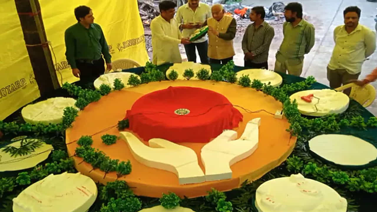 మహారాష్ట్ర, గుజరాత్ల నుంచి తెప్పించిన సామాగ్రితో: రాఖీని ప్రత్యేకంగా అందంగా తీర్చిదిద్దేందుకు వివిధ ప్రాంతాల నుంచి సామగ్రిని తెప్పించారు. ఈ రాఖీని తయారు చేయడానికి మహారాష్ట్ర, గుజరాత్ల నుంచి అవసరమైన అనేక సామగ్రిని కొనుగోలు చేశారు. ఈ రాఖీని అలంకరించడానికి హైదరాబాదీ ముత్యాలు, కార్డ్బోర్డ్, రష్మీ నక్షత్రాలు, రత్నాలను ఉపయోగించారు. అంతేకాదు నిపుణుల చేతి పని కూడా ఈ రాఖీని అందంగా, ఆకర్షణీయంగా చేసింది.