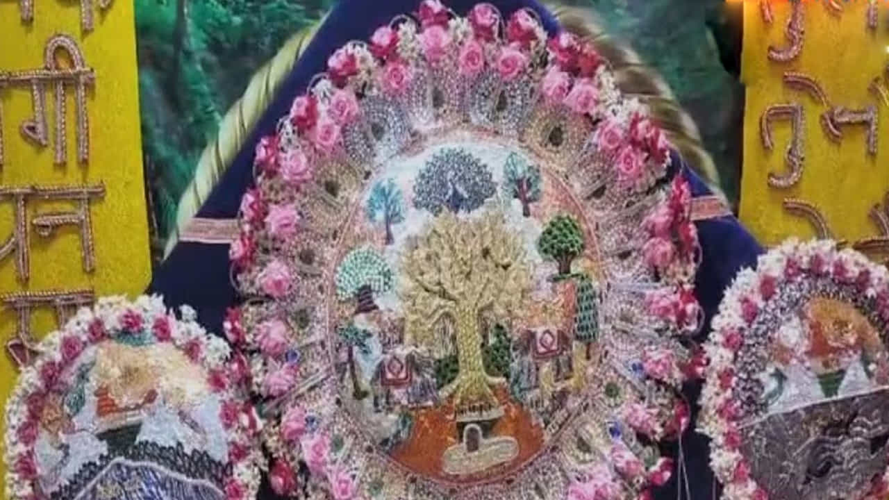రికార్డు సృష్టించిన ఇండోర్: ఇండోర్ ఇప్పటివరకు పరిశుభ్రత, పచ్చదనంలో రికార్డులు సృష్టించడం ద్వారా దేశంలోని ఇతర రాష్ట్రాల కంటే ముందజలో ఉంది. ఇప్పుడు ఈ గ్రామ ప్రజలు అతిపెద్ద రాఖీని తయారు చేసి..దానిని వినాయకుడికి అందించడం ద్వారా కొత్త రికార్డ్ను సృష్టించే ప్రయత్నం చేస్తున్నామని వెల్లడించారు. శ్రీ ఖజ్రానా గణేష్ ఆలయంలో దేవునికి సమర్పించబడిన అతిపెద్ద రాఖీగా రికార్డు సృష్టించానున్నామని వెల్లడించారు. చాలా ఏళ్లుగా ఈ నగర వాసులు దేవుడికి రాఖీ కడుతున్నారు. ఈ సంప్రదాయం గత కొన్నేళ్లుగా కొనసాగుతోంది.