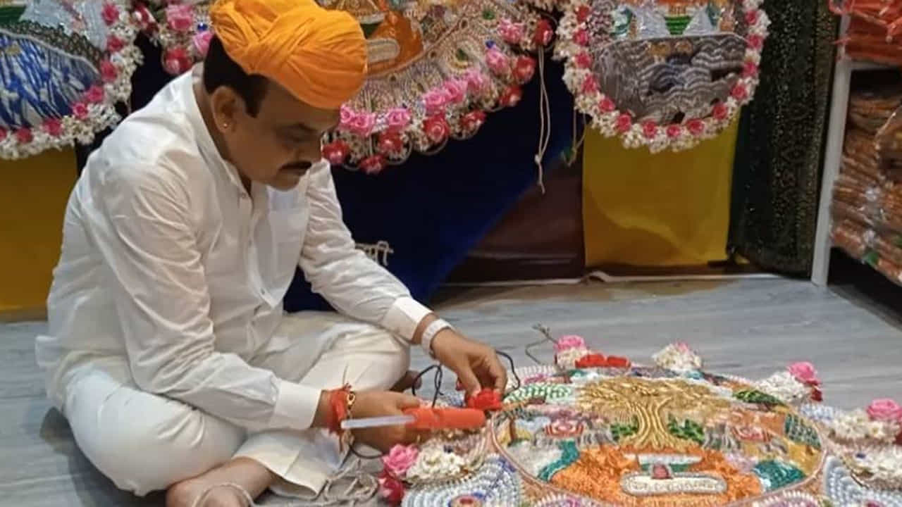ప్రతి సంవత్సరం రాఖీ కడుతున్న పాల్రేచా కుటుంబం: ఈ ఏడాది కూడా ప్రతి సంవత్సరం లాగానే 40 80 అంగుళాల భారీ రాఖీని సిద్ధం చేసింది. 51 లక్షల మొక్కలు నాటే కార్యక్రమం, ప్రధాని నరేంద్రమోడీ నిర్వహిస్తున్న త్రివర్ణ పతాక ప్రచారాన్ని ప్రోత్సహించే లక్ష్యంతో ఈసారి భారీ రాఖీని తయారు చేసినట్లు వెల్లడించారు. ఈ రాఖీ దేశభక్తిని ప్రోత్సహిస్తుందని వెల్లడించారు.