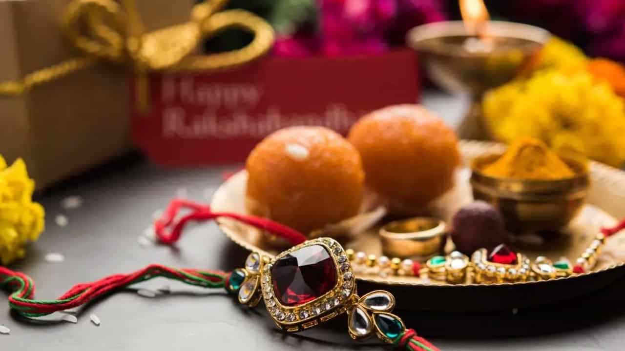 పట్టు దారం, రత్నాలతో అలంకరించబడిన రాఖీ: ఈ రాఖీని పట్టు దారం, అలంకార రత్నాలతో అందంగా అలంకరించారు. ఈ అలంకరణ రాఖీని మరింత ఆకర్షణీయంగా చేస్తుంది. రాఖీలో హైదరాబాదీ ముత్యాలు ఉపయోగించారు. అంతేకాదు కొన్ని పదార్థాలు మహారాష్ట్ర, గుజరాత్ నుండి సేకరించారు. ఈ రాఖీని ఆగస్టు 19న అంటే ఈ రోజు శ్రీ ఖజ్రానా గణేష్ ఆలయంలో గణేశుడికి సమర్పించానున్నారు.
ఈ 40 బై 60 అంగుళాల రాఖీలో లక్షకు పైగా పూసలు, వివిధ రాళ్లను ఉపయోగించారు. ఇందులో కైలాస పర్వతం, గోముఖ గంగ అద్భుత రంగులతో పాటు పారిజాతం, అశోకం, ఖర్జూరం, కొబ్బరి చెట్ల ఆకృతులను చెక్కారు. అంతేకాకుండా హైదరాబాదీ ముత్యాలు, అమెరికన్ వజ్రాలు, నక్షత్రాలు కల్ప వృక్షం, నృత్యం చేసే జాతీయ పక్షి నెమలి సృష్టిలో మనోహరమైన రూపాన్ని ఇచ్చాయి.