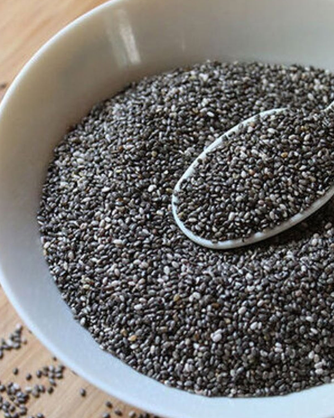 బరవు తగ్గడానికి చాలా మంది నానా హైరానా పడిపోతుంటారు. అయితే ఈ సింపుల్‌ ట్రిక్స్‌తో సులువుగా బరువు తగ్గొచ్చంటున్నారు పోషకాహార నిపుణులు. చియా విత్తనాలు బరువు తగ్గడానికి కూడా మేలు చేస్తాయి. ఇవి చూసేందుకు తులసి గింజల్లా కనిపిస్తాయి. ఈ గింజలను తింటే శరీరంలోని కొవ్వు వేగంగా తగ్గుతుంది. అంతే కాదు, విటమిన్లు నిండిన ఈ గింజలలో అనేక ఇతర గుణాలు కూడా ఉన్నాయి.