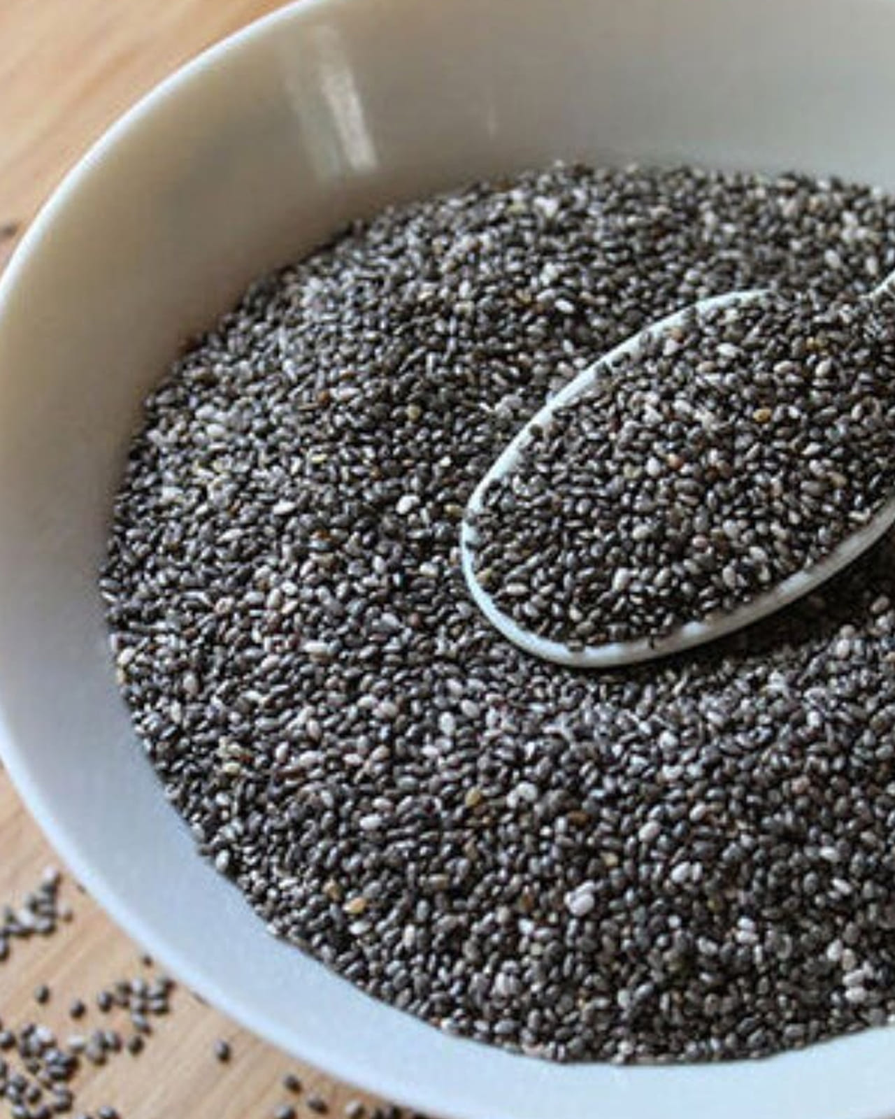 బరవు తగ్గడానికి చాలా మంది నానా హైరానా పడిపోతుంటారు. అయితే ఈ సింపుల్‌ ట్రిక్స్‌తో సులువుగా బరువు తగ్గొచ్చంటున్నారు పోషకాహార నిపుణులు. చియా విత్తనాలు బరువు తగ్గడానికి కూడా మేలు చేస్తాయి. ఇవి చూసేందుకు తులసి గింజల్లా కనిపిస్తాయి. ఈ గింజలను తింటే శరీరంలోని కొవ్వు వేగంగా తగ్గుతుంది. అంతే కాదు, విటమిన్లు నిండిన ఈ గింజలలో అనేక ఇతర గుణాలు కూడా ఉన్నాయి.