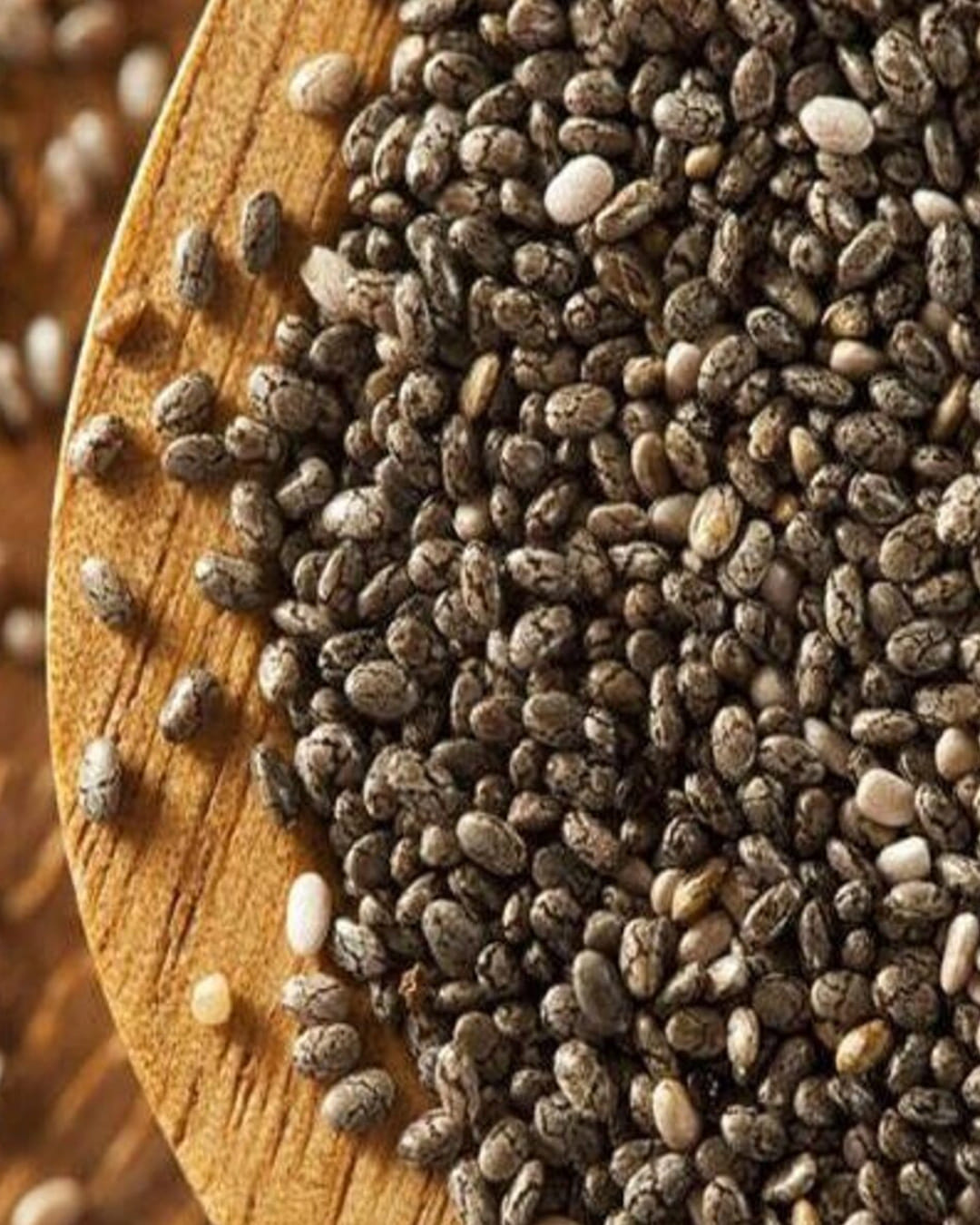 చియా విత్తనాలలో ఫైబర్ పుష్కలంగా ఉంటుంది. ఇది పేగు ఆరోగ్యానికి ఉపయోగపడుతుంది. మంచి గట్ జీవక్రియను మెరుగుపరుస్తుంది. ఇది మీ శరీర పనితీరును చక్కగా ఉంచడంలో కూడా సహాయపడుతుంది. చియా గింజల్లో 14 శాతం ప్రొటీన్ ఉంటుంది. అమినో యాసిడ్ కంటెంట్ కూడా ఎక్కువగా ఉంటుంది. చియా గింజల రోజువారీ వినియోగం శారీరక విధులకు అవసరైమన ప్రోటీన్‌ను అందిస్తుంది.