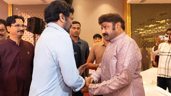 Megastar Chiranjeevi-Balakrishna: అభిమానులకు కన్నుల పండగ.. అప్యాయంగా పలకరించుకున్న చిరంజీవి, బాలకృష్ణ..