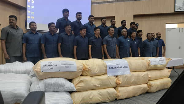 Telangana: ఫుడ్ ఐటమ్స్ లోడ్తో వెళ్తున్న కంటైనర్.. అనుమానంతో చెక్ చేయగా, షాకింగ్ సీన్..!