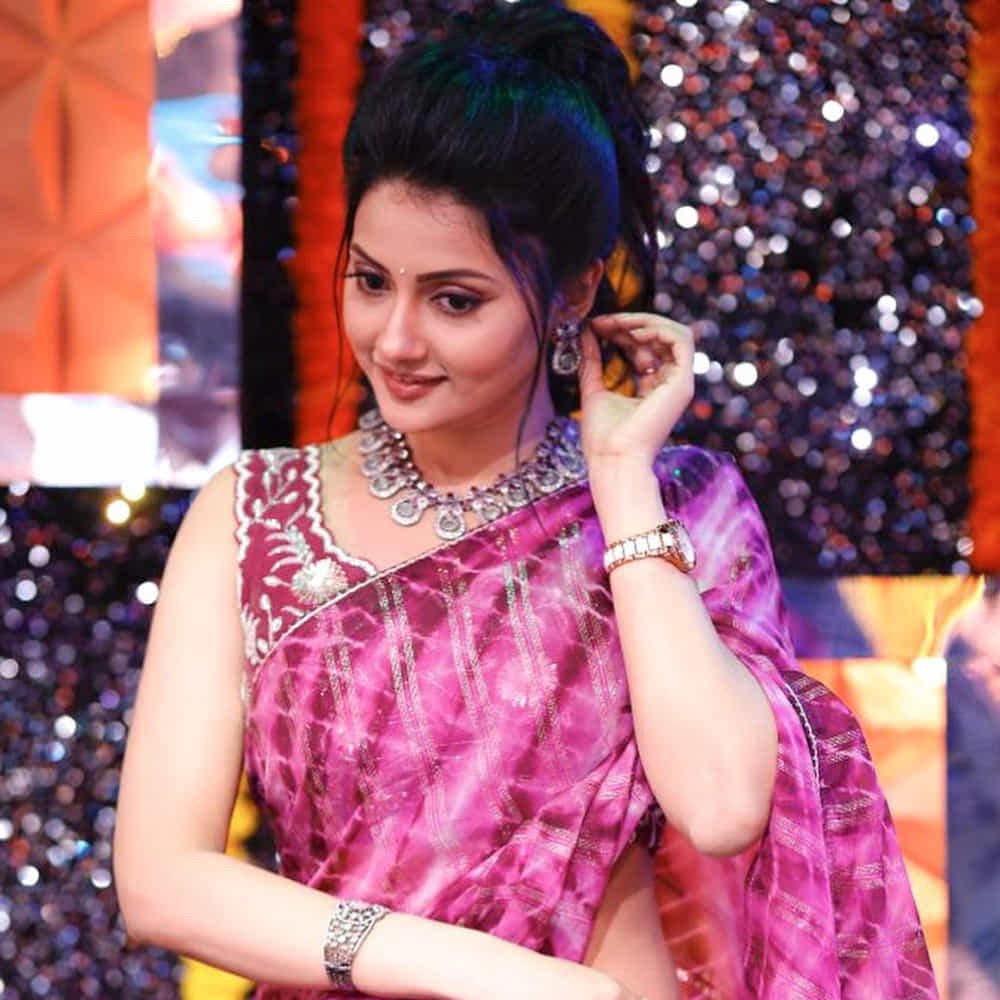 ఈ సీరియల్ ద్వారా డాక్టర్ వేదశ్విని పాత్రతో ప్రేక్షకులకు దగ్గరయ్యింది. వేద పాత్రలో జీవించేసింది ఈ బ్యూటీ. సీరియల్స్ లో చీరకట్టులో ఎంతో కనిపించే ఈ సత్యభామ సోషల్ మీడియాలో మాత్రం అందాల అరాచకం.