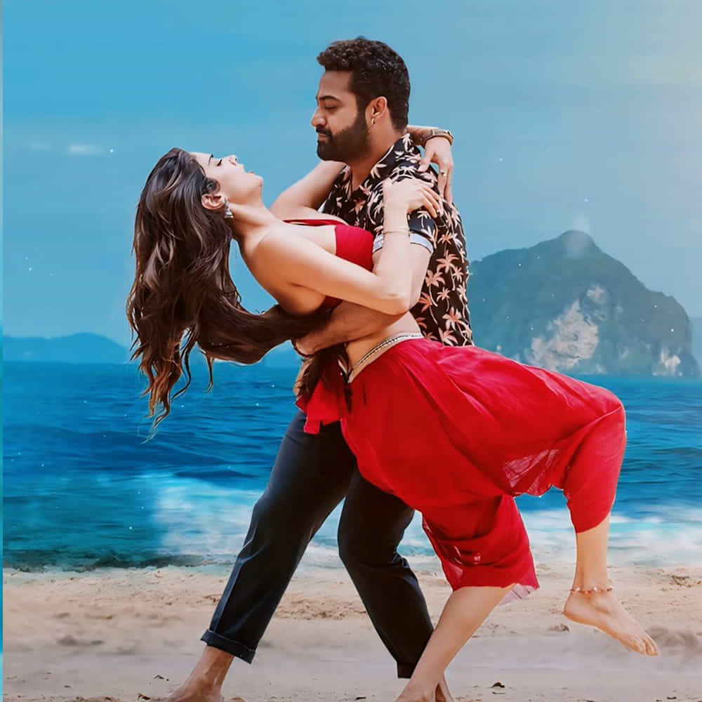 చుట్టమల్లే చుట్టేస్తోంది తుంటరి చూపూ అని హస్కీగా పాట మొదలవుతుంటే అందరి చూపూ జాన్వీ మీదే వాలిపోయింది. తారక్ - జాన్వీ ఆన్ స్క్రీన్ కెమిస్ట్రీ అదిరిందంటున్నారు ఫ్యాన్స్.