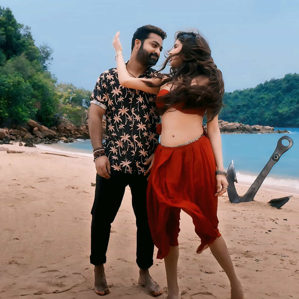 చుట్టమల్లే సాంగ్ వినగానే కొందరు ఆస్వాదించినా, మరికొందరు మాత్రం ఈ ట్యూన్ ఎక్కడో విన్నట్టుందే అంటూ అనిరుద్ బాణీకి పోలికలు వెతకడం మొదలుపెట్టేశారు.