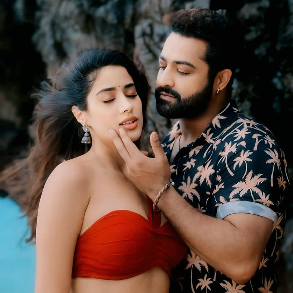 ఇప్పటిదాకా దేవర ప్రమోషనల్ కంటెంట్లో కనిపించిన తారక్కీ, ఈ పాటలో కనిపించిన తారక్కీ చాలా వేరియేషన్ ఉంది. లుక్స్ పరంగా తారక్కి వంద మార్కులు పడుతున్నాయి. డార్క్ షేడ్స్ మాత్రమే కాదు, రొమాంటిక్ సైడ్ కూడా మూవీలో ఉంటుందనే భరోసాను ఈ పాటతో కల్పించారు మేకర్స్.