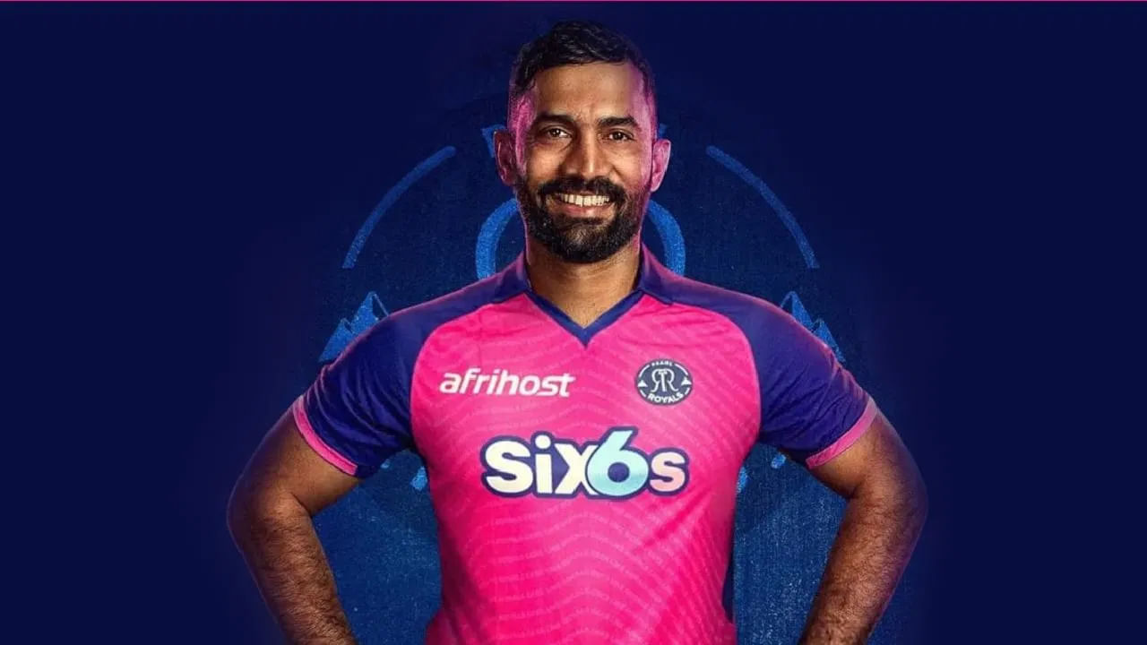 దక్షిణాఫ్రికా T20 లీగ్‌కు అంబాసిడర్‌గా DKని ఒప్పించడంలో రాజస్థాన్ రాయల్స్ ఫ్రాంచైజీ విజయం సాధించింది. దీని ప్రకారం, ఇప్పుడు అతను పార్ల్ రాయల్స్ తరపున ఆడటానికి ఒప్పందంపై సంతకం చేశాడు. రాబోయే సీజన్‌లో దినేష్ కార్తీక్ పింక్ జెర్సీలో కనిపించనున్నాడు.