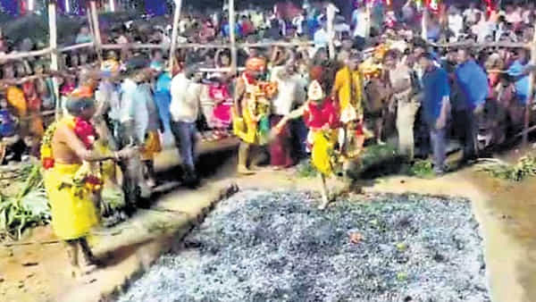 Watch: అమ్మవారి ఉత్సవాల్లో అపశృతి.. నిప్పుల గుండంపై పడి బాలుడికి గాయాలు.. షాకింగ్ వీడియో వైరల్