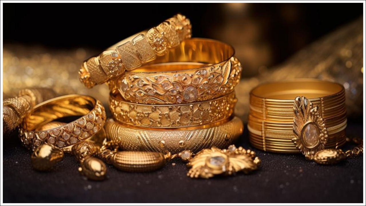 ఇటీవల కాలంలో నకిలీ బంగారం కూడా వెలుగులోకి వస్తుంది. మార్కెట్లో నకిలీ బంగారం వ్యాపారం ఎంత అరికట్టినా ఎక్కడో చోట జరుగుతూనే ఉంటుంది. ఎలాంటి అనుమానం రాకుండానే నకిలీ వస్తువులను ఒరిజినల్గా తయారు చేసి అమాయకులను నిలువునా మోసగిస్తున్న సంఘటనలు కూడా ఎన్నో జరుగుతున్నాయి. ముఖ్యంగా బంగారం విషయంలో చాలా జాగ్రత్తగా ఉండాలి. రోల్గోల్డ్ కూడా అచ్చం అసలు బంగారం లాగానే ఉంటున్నాయి.