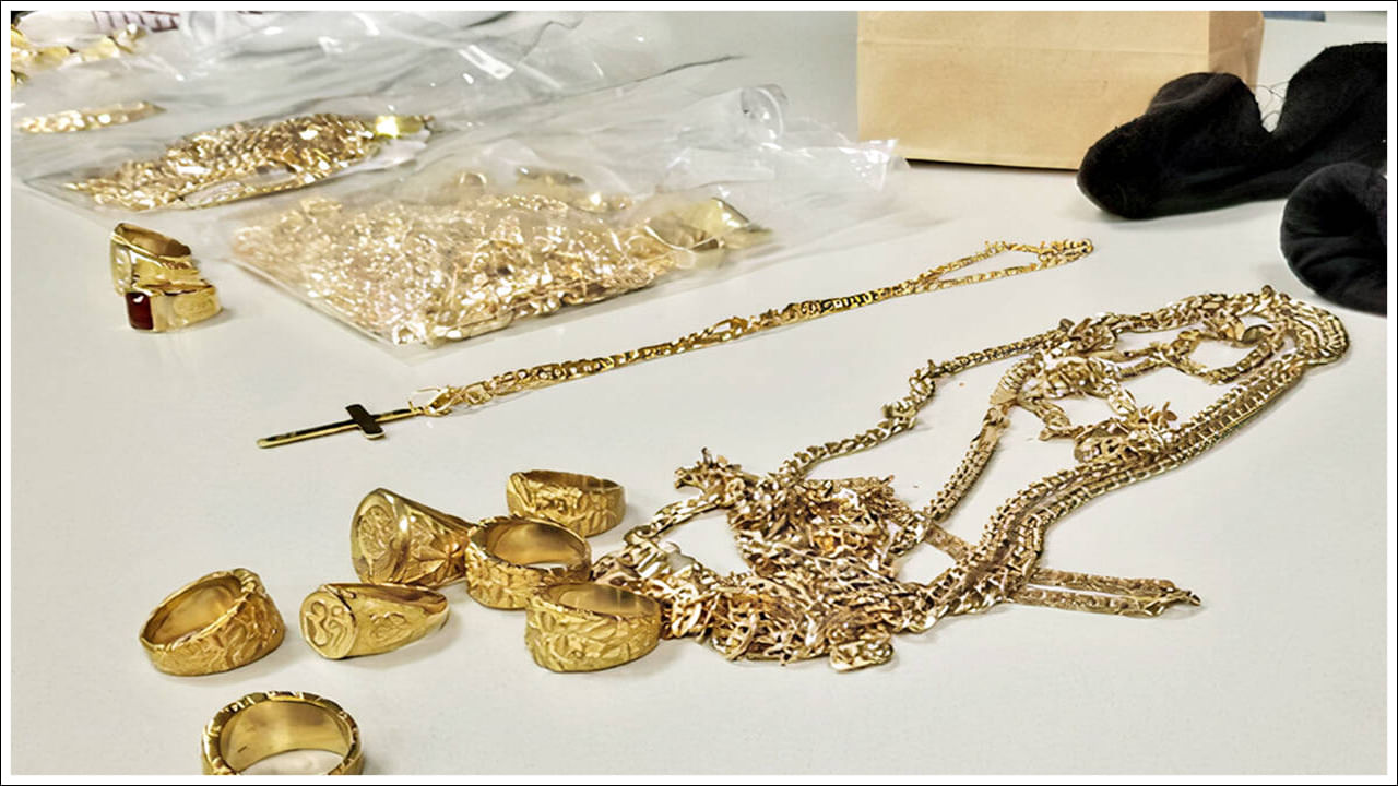 ప్రస్తుతం అన్ని షాపుల్లో రోల్డ్ గోల్డ్ హవా కొనసాగుతుంది. ఒరిజినల్ బంగారానికి తీసిపోని విధంగా ఈ రోల్డ్ గోల్డ్ ఉంటున్నాయి. ఒరిజినల్ బంగారం అంటూ నకిలీ బంగారం ఇచ్చి అమాయకులను మోసగిస్తున్న సంఘటనలు దేశంలో ఎన్నో జరుగుతున్నాయి. ఇలాంటి మోసాలు చాలా జరుగుతున్నాయి. అందుకే ప్రజలు ఎప్పటికప్పుడు అప్రమత్తంగా ఉండాలి. బంగారం, నగలు కొనుగోలు చేసే ముందు చాలా జాగ్రత్తగా ఉండాలి. లేకుంటే నిలువునా మోసపోయే ప్రమాదం ఉంది.