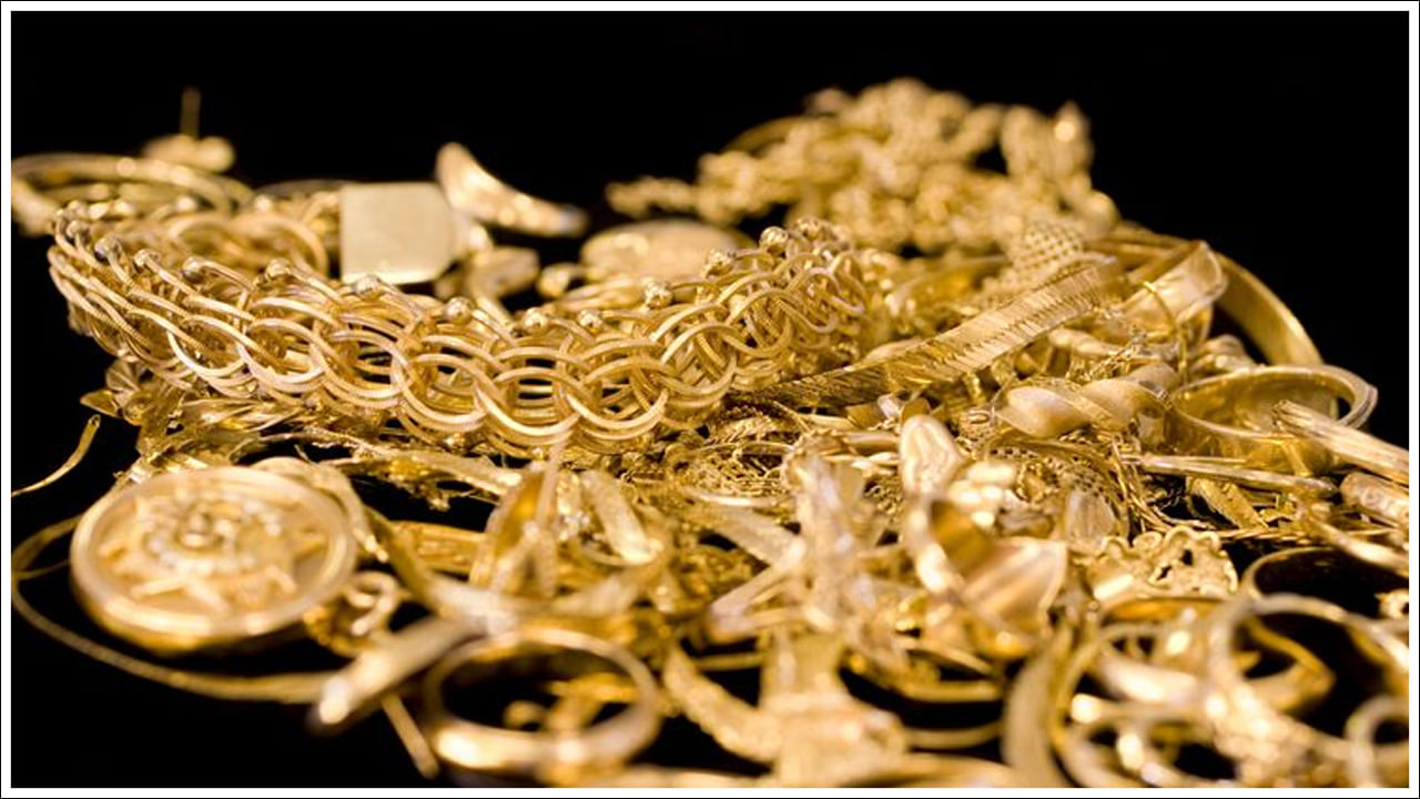 మరి నకిలీ బంగారం, అభరణాలను ఎలా గుర్తించాలో చాలా మందికి తెలియకపోవచ్చు. ఇంట్లోనే ఉండి కూడా మీ నగలు ఒరిజినలా, అవి నకిలీవా? అనే విషయాన్ని సులభంగా తెలుసుకోవచోచ్చు.