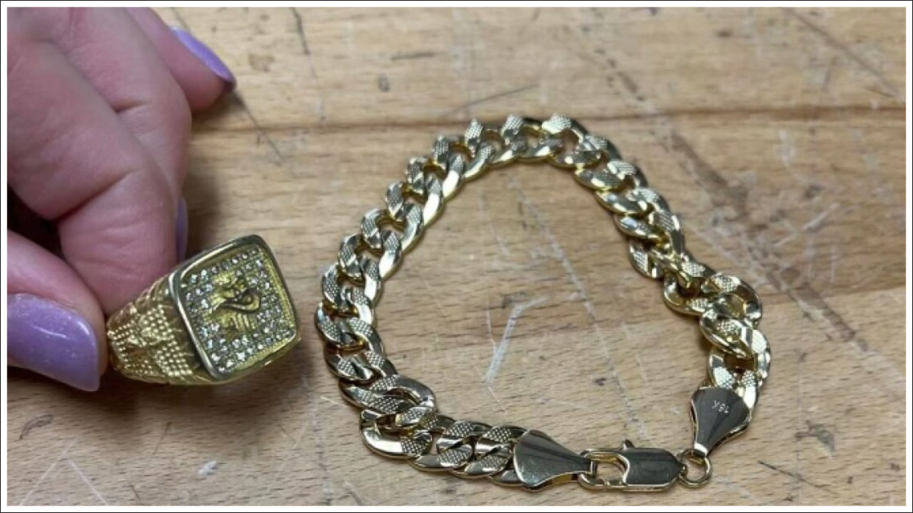 మీరు కూడా బంగారం కొనుగోలు చేయబోతున్నట్లయితే, అసలు, నకిలీ బంగారాన్ని ఎలా గుర్తించాలో మీరు తెలుసుకోవాలి. కల్తీ, నకిలీ బంగారాన్ని కూడా మార్కెట్లో విక్రయిస్తున్నారు. ఆభరణాలపై హాల్మార్క్ మార్క్ ఉందని గుర్తించుకోండి. ఇది స్వచ్ఛతకు చిహ్నంగా పరిగణిస్తారు. కానీ ఇప్పుడు చాలా మంది ఆభరణాలపై నకిలీ హాల్మార్క్ వేస్తున్నారు. అందువల్ల బంగారాన్ని తనిఖీ చేయడం చాలా ముఖ్యం. అంతేకాకుండా, ఇంట్లో ఉంచిన బంగారం స్వచ్ఛతను కూడా మీరు సులభంగా తెలుసుకోవచ్చు. బంగారం స్వచ్ఛతను తనిఖీ చేయడానికి అనేక మార్గాలు ఉన్నాయి.