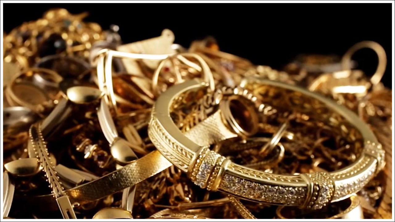 బంగారంపై కొన్ని చుక్కల వెనిగర్ వేసి కొన్ని నిమిషాల తర్వాత జాగ్రత్తగా చూడండి. బంగారం రంగులో మార్పు రాకపోతే అది స్వచ్ఛమైన బంగారం అని అర్థం. నకిలీ బంగారం వెనిగర్తో కలిసిన వెంటనే నల్లగా మారుతుంది. అయస్కాంతాలను ఉపయోగించి నిజమైన, నకిలీ బంగారాన్ని కూడా గుర్తించవచ్చు. బంగారం అయస్కాంతాలకు అంటుకోదు. మీ బంగారం అయస్కాంతానికి అంటుకుంటే అది నకిలీదని అర్థం చేసుకోండి.