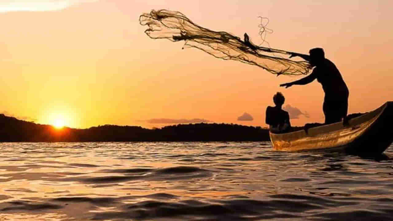 Fishing: చేపల కోసం నదిలో వల విసిరిన జాలర్లు.. అందులో చిక్కింది చూసి షాక్..!